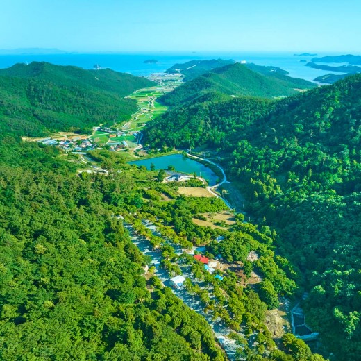 하늘에서 내려다본 푸른 6월 캠핑장 전경